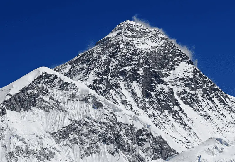 1 O Monte Everest oscila lateralmente e não para cima