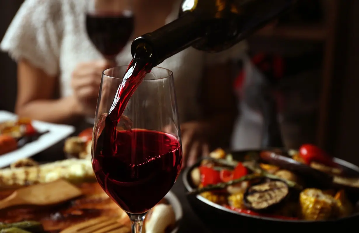 Por que os vinhos são muito mais caros nos restaurantes