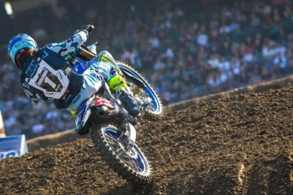 Qual a diferença entre motocross e supercross