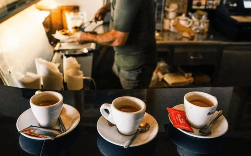 Beber cafe em excesso aumenta o risco de demencia diz estudo