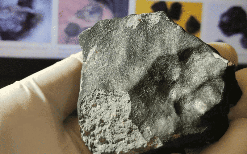 Homem atingido por 5 meteoritos e acredita que e alvo de aliens