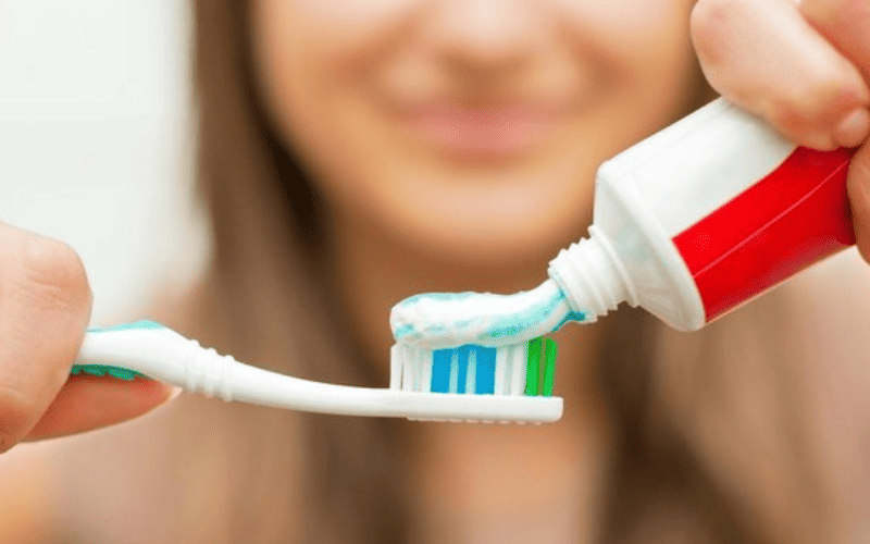 Como a pasta de dente limpa os nossos dentes