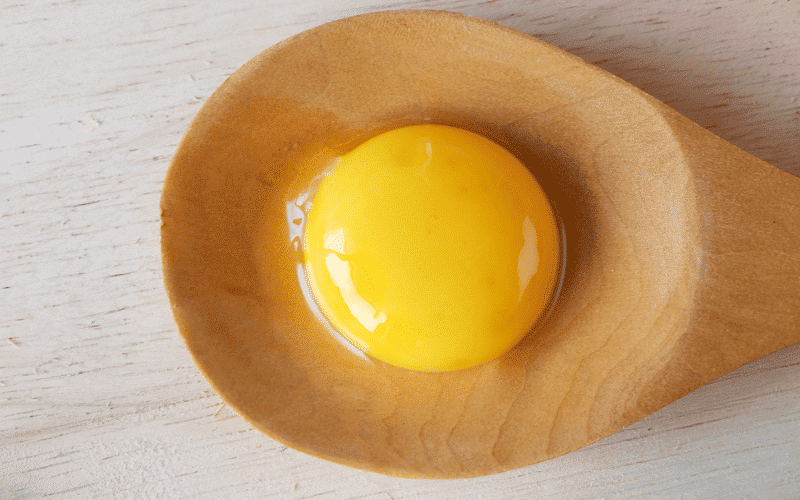 O que a cor da gema pode nos dizer sobre um ovo