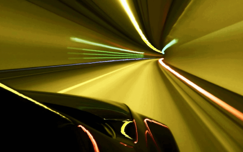 O que aconteceria se uma pessoa viajasse na velocidade da luz
