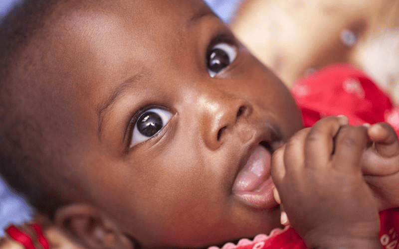 Os bebes babam por causa do desenvolvimento de suas glandulas salivares