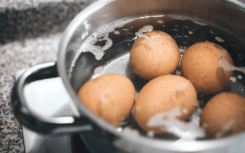 Por que a gema do ovo cozido as vezes fica verde