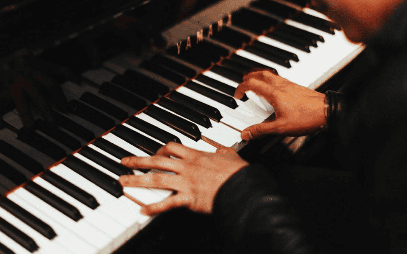 Por que as teclas do piano sao brancas e pretas