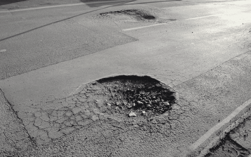 Por que surgem buracos em ruas e estradas