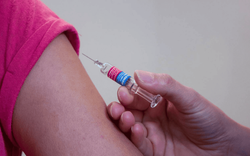 Por que tomamos vacinas no braco