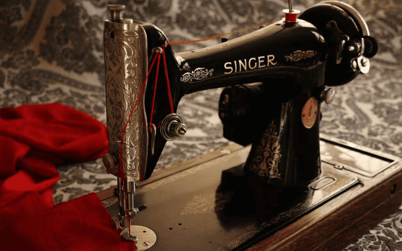 Quem inventou a maquina de costura