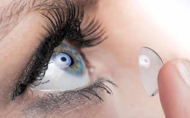 11 Coisas que os usuarios de lentes de contato nunca devem fazer