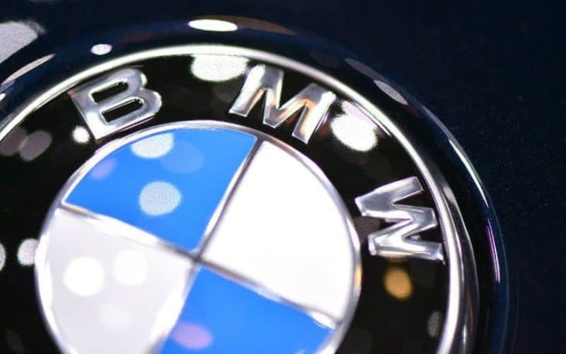 2. BMW – azul e branco