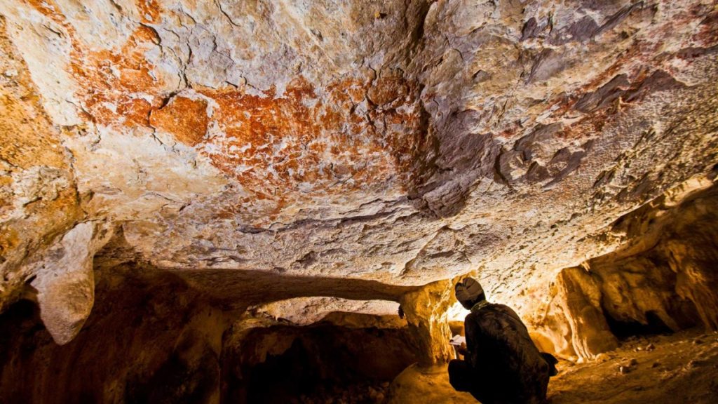 3. Caverna Lubang Jeriji Saleh — Kalimantan Oriental Borneu 40.000 anos