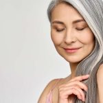 6 Dicas para manter os cabelos grisalhos compridos saudaveis de acordo com estilistas e dermatologistas