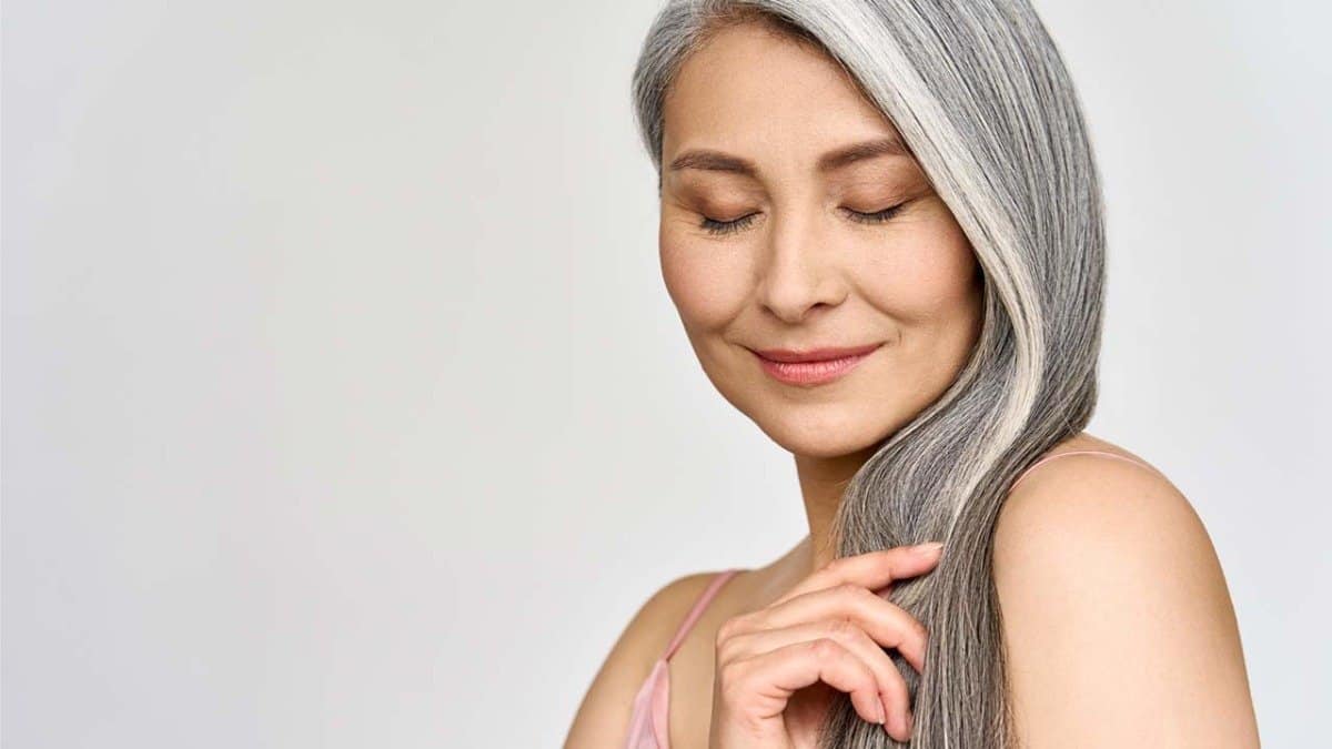 6 Dicas para manter os cabelos grisalhos compridos saudaveis de acordo com estilistas e dermatologistas