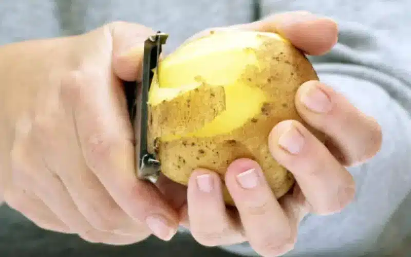 6. Descascar batatas
