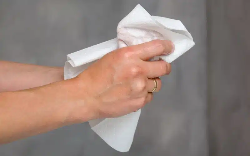 8. Secar as maos com toalhas de papel