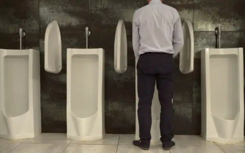 Em pe ou sentado para urinar o que e mais saudavel para os homens
