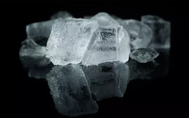 Por que as pedras de gelo grudam