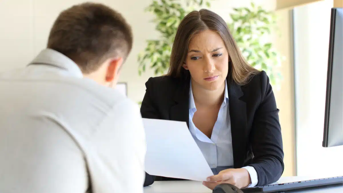 5 Desculpas para sair de uma entrevista de emprego que voce nunca deve usar