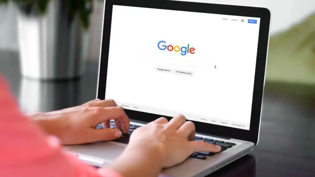 9 Pesquisas no Google que as mulheres fazem escondido dos homens