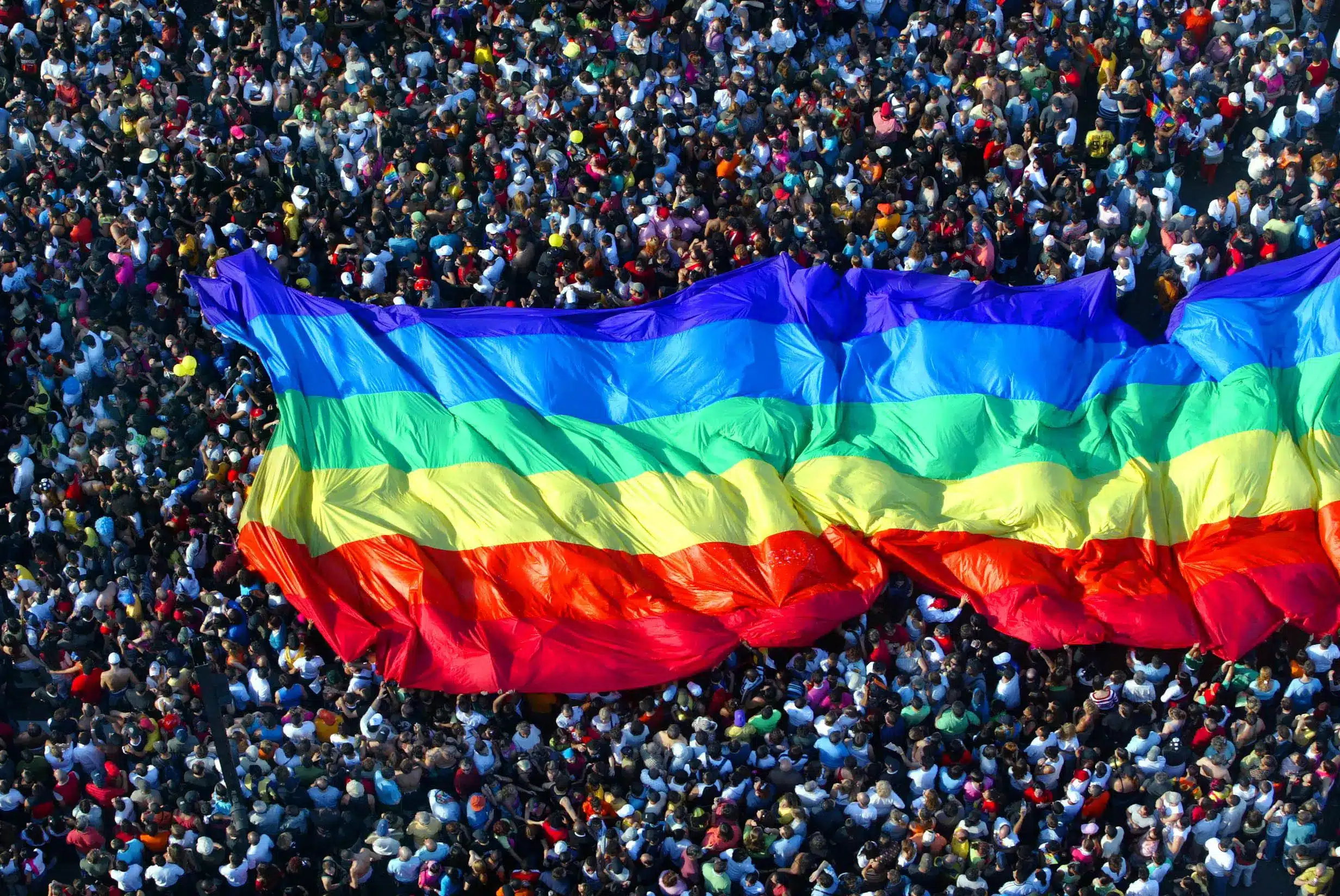Como a bandeira do arco iris se tornou um simbolo do orgulho LGBTQ