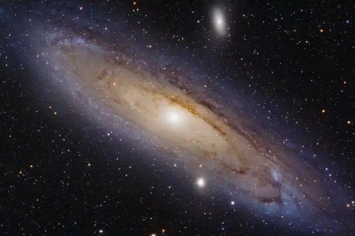 Danca Cosmica sobre os Alpes Andromeda Revela sua Beleza Celestial