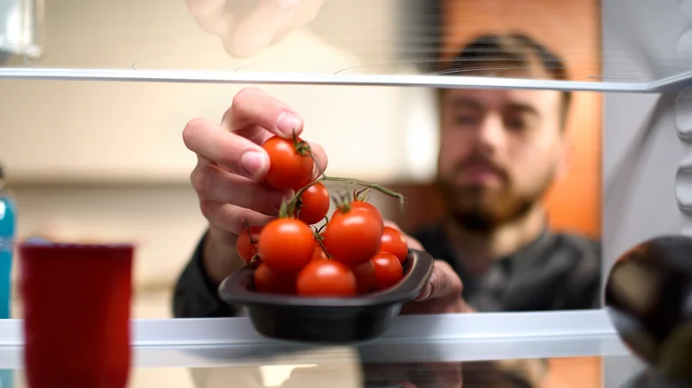 Deve se armazenar os tomates na geladeira