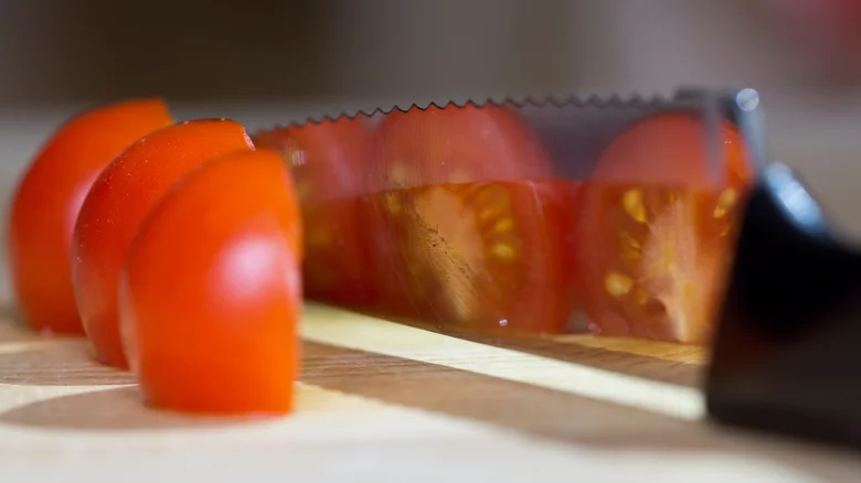 E necessario cortar os tomates cereja um por um