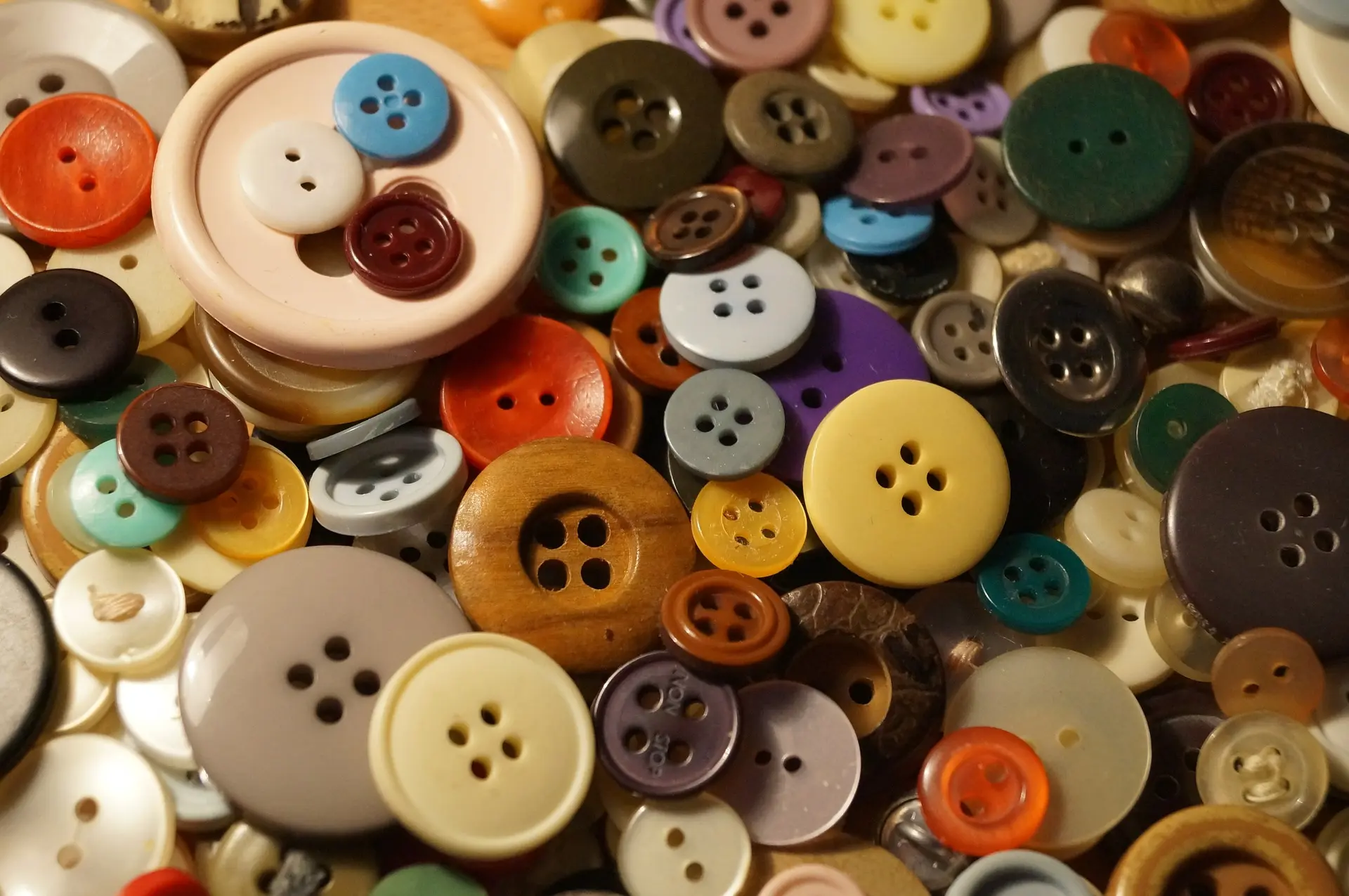 Qual a origem dos botões