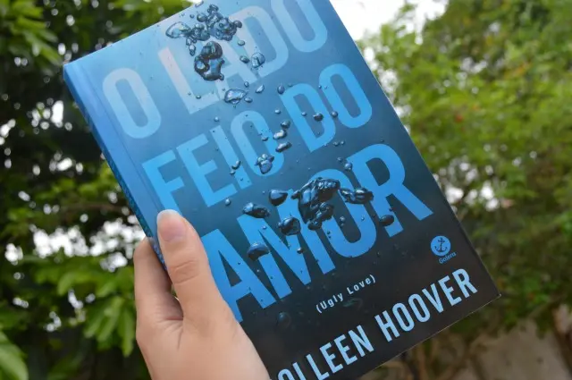 Entre Versos e Emocoes Uma Jornada Intensa em O Lado Feio do Amor de Colleen Hoover